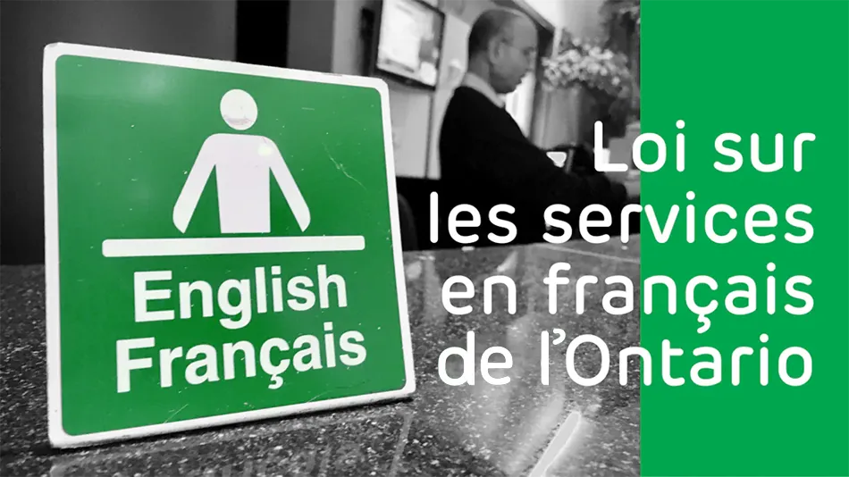 Photo en noir et blanc montrant un homme derrière un comptoir, sur lequel est posé une affiche en vert et blanc où il est écrit : English/Français.