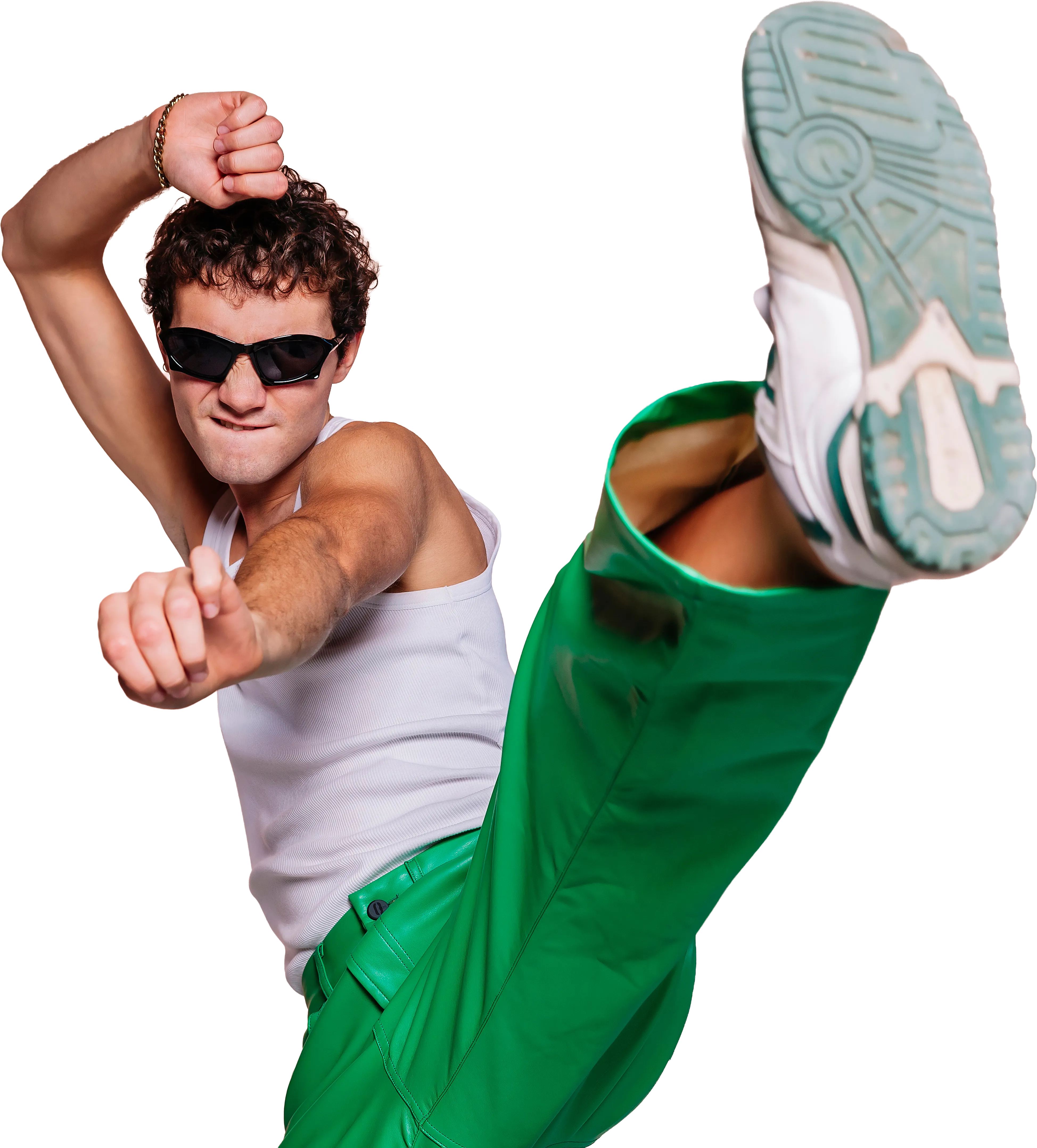 Un garçon franco rebelle habillé en blanc et vert qui donne un coup de pied dans les airs.