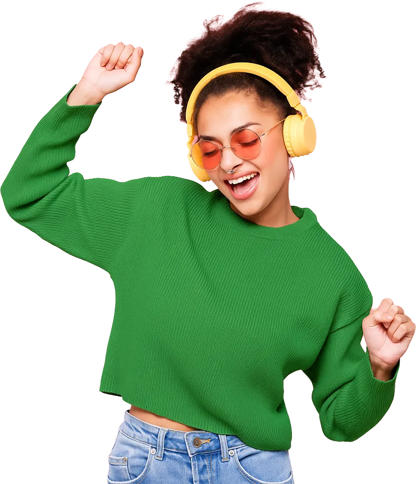 Une fille franco rebelle vêtue d’un chandail vert qui écoute de la musique dans ses écouteurs.