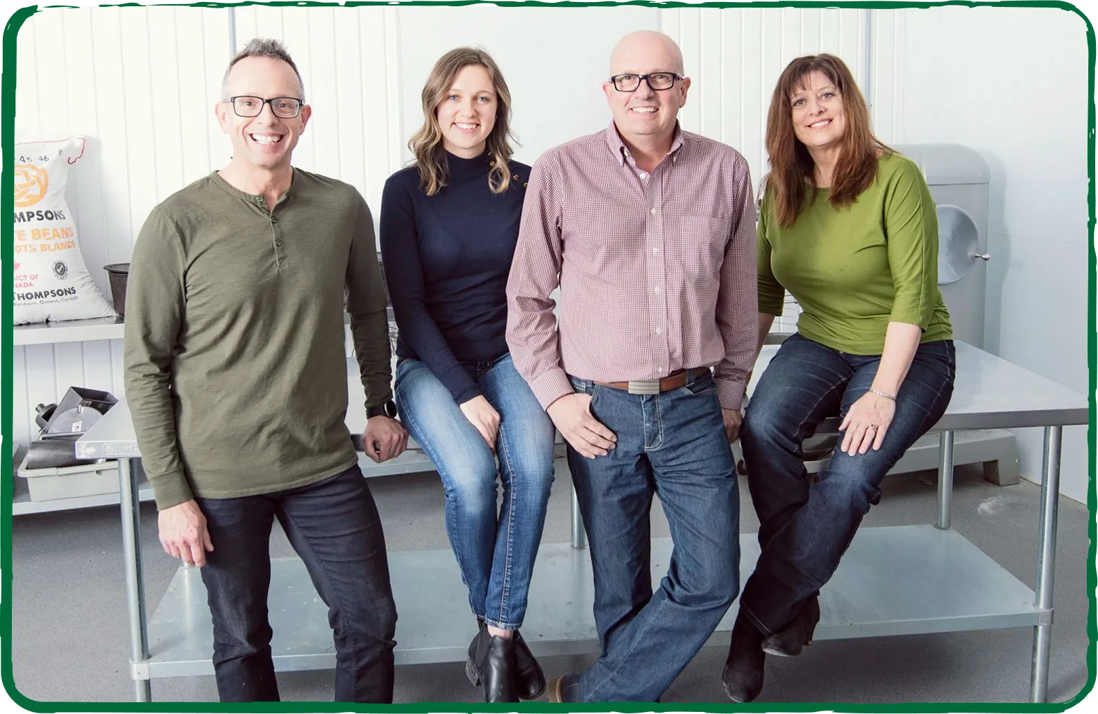 Photo moderne montrant les quatre membres de la famille.