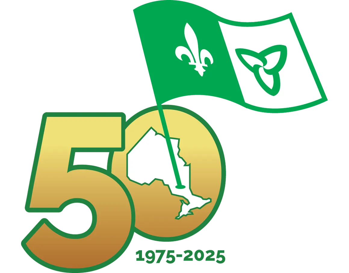 Logo du cinquantième anniversaire. Le nombre 50 écrit en chiffres dorés. Le trou du zéro est formé de la carte géographique de l’Ontario dans laquelle est planté un drapeau franco-ontarien. En dessous, il y a les années : 1975 à 2025.